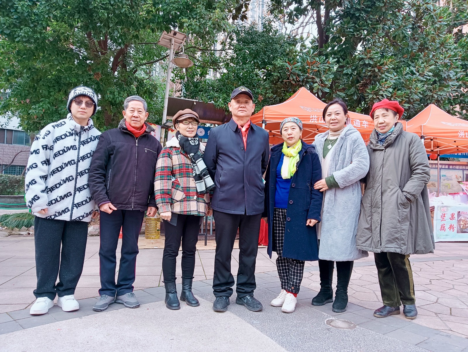 组委会工作人员和老师集体合影