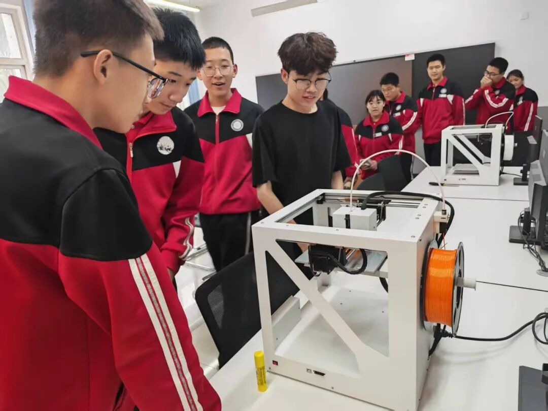 灵武市职业技术学校师生一行参观宁夏民族职业技术学院实训室