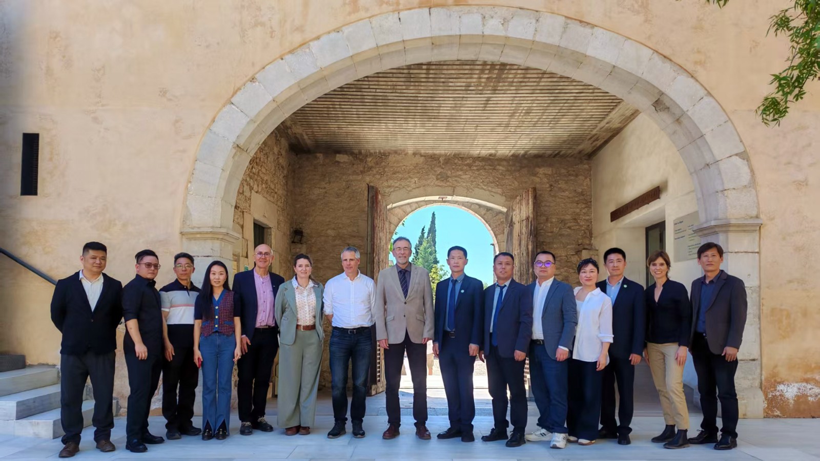 图:2026国际设计教育论坛暨西班牙国际设计教育论坛嘉宾合影。(图/CEIDA提供) 图:2026国际设计教育论坛暨西班牙国际设计教育论坛嘉宾合影。(图/CEIDA提供)