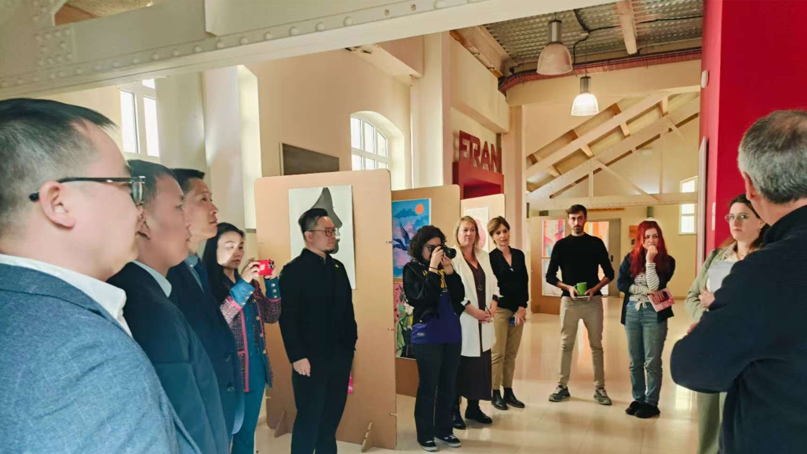 图:华韵奖学术委员会副主任委员庞志国俊进行学术交流。(图/CEIDA提供) 图:华韵奖学术委员会副主任委员庞志国俊进行学术交流。(图/CEIDA提供)